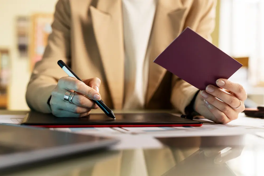 Solicitud y renovación de autorizaciones de residencia y trabajo